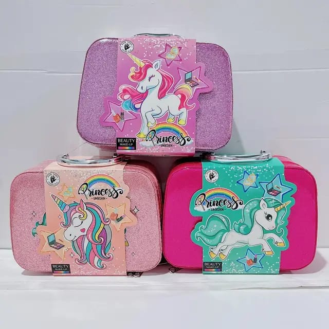 Kid's cosmetics bag with accessories. - Prozone