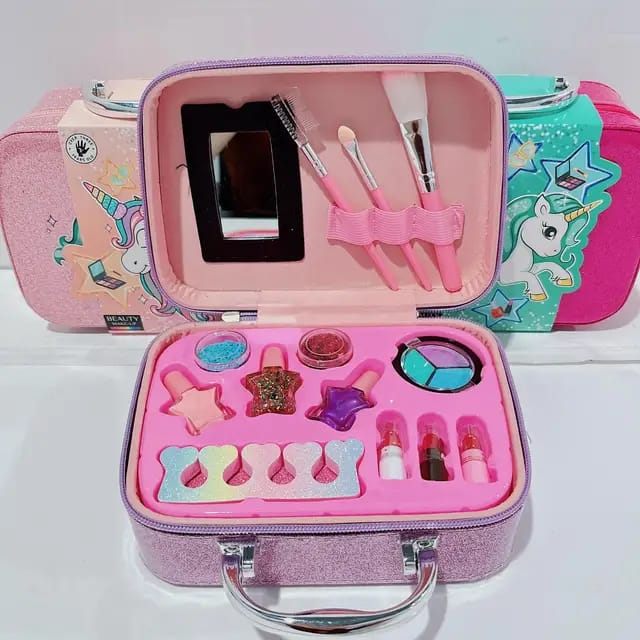 Kid's cosmetics bag with accessories. - Prozone